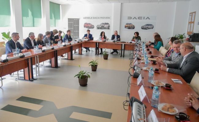 Unul dintre cei mai importanți lideri europeni, în Argeș alături de ministrul Muncii, Simona Bucura-Oprescu, și de președintele Consiliului Județean, Ion Mînzînă!
