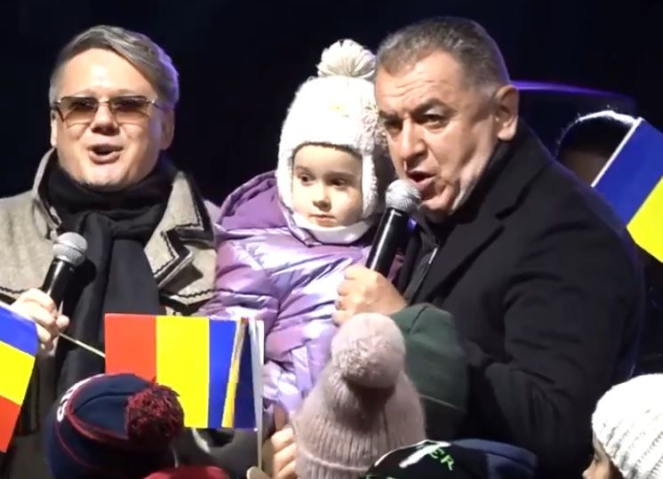 Primarul Gentea a aprins iluminatul festiv, alături de minunaţii copii ai Piteştiului