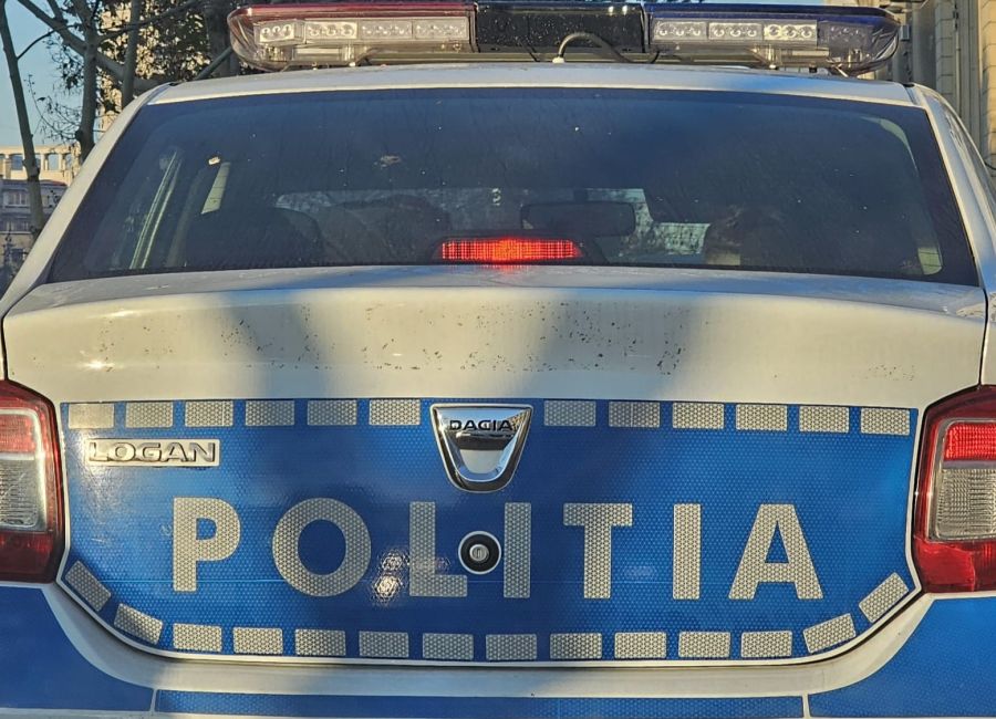 O femeie din Argeș și-a TORTURAT cei doi copii! A fost REȚINUTĂ