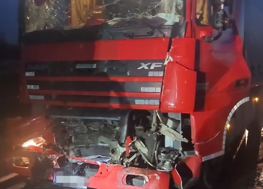 Accident în Argeș! Ciocnire între un TIR și un autocar
