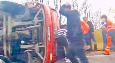 Accident în Argeş! Un TIR s-a RĂSTRUNAT