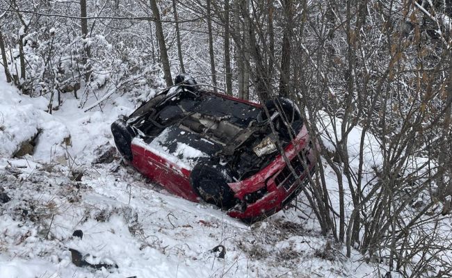 ACUM! Accident în Argeș! S-a RĂSTURNAT cu mașina într-o RÂPĂ