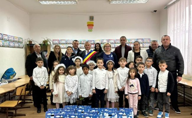 Primarul de la Oarja, cadouri pentru copiii din localitate