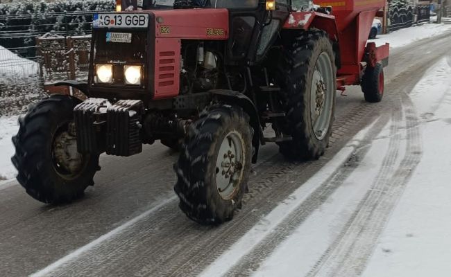 La Ștefănești se lucrează la deszăpezirea drumurilor!