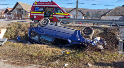 ACUM! Accident în Argeș! O mașină s-a RĂSTURNAT