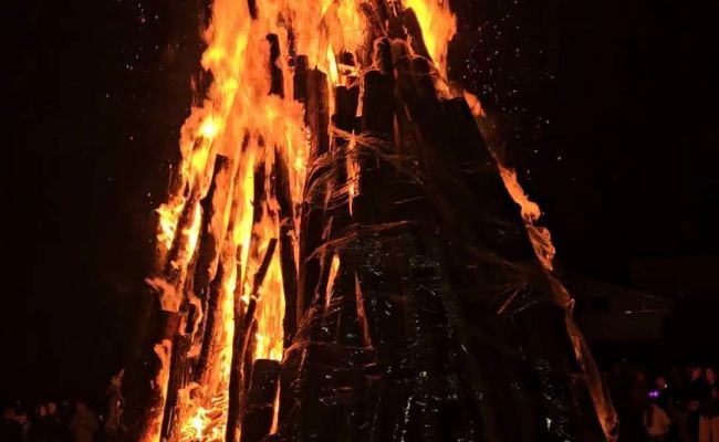 Focul lui Sumedru a adunat comunitatea la Ștefănești. Tradițiile străvechi, păstrate vii de la o generație la alta