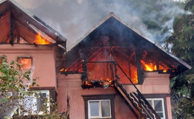 ACUM! Incendiu URIAȘ într-o GOSPODĂRIE din Argeș!