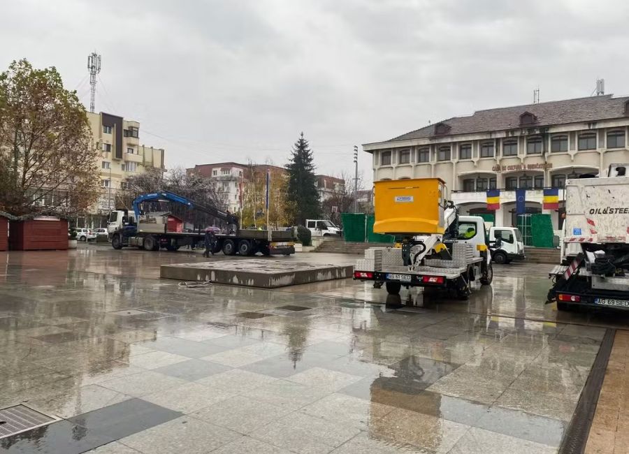 La Mioveni se fac ultimele pregătiri pentru aprinderea iluminatului festiv!