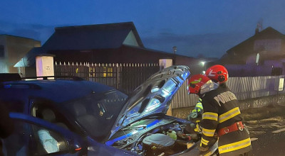 Accident cu două mașini în Argeș! O tânără a fost RĂNITĂ