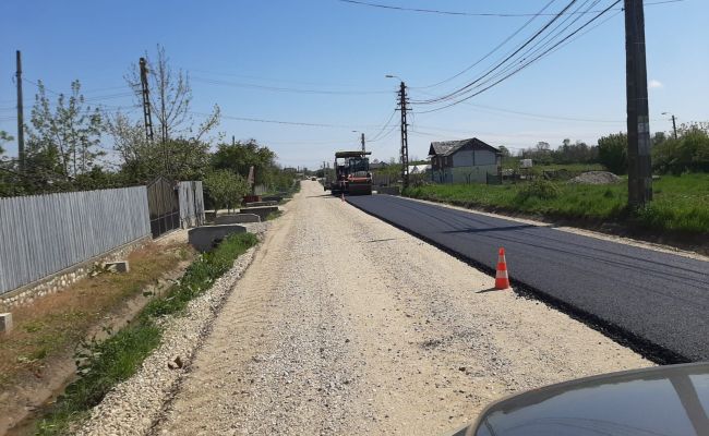 A început asfaltarea drumului județean 703B, Lunca Corbului - Costești