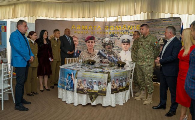 Ministrul Simona Bucura-Oprescu, președintele CJ Argeș Ion Mînzînă și primarul Cristian Gentea s-au întâlnit cu angajatorii și candidații de la Bursa Locurilor de Muncă de la Pitești! Argeșul se dezvoltă prin investiții majore care aduc locuri de muncă pl
