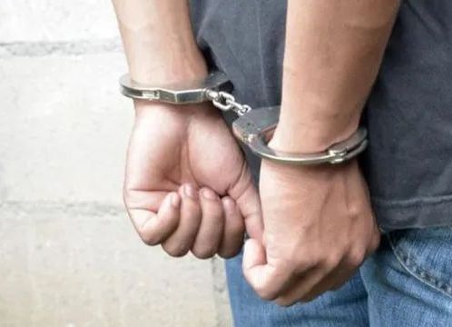 Tânăr din Argeș, ARESTAT după ce și-a agresat iubita și a lovit un polițist