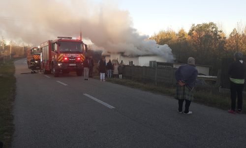 ACUM! A luat FOC o casă în Argeș