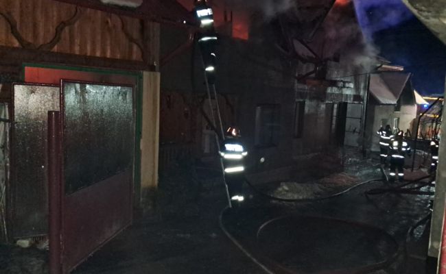 Incendiu URIAȘ în Argeș! Trei case făcute SCRUM