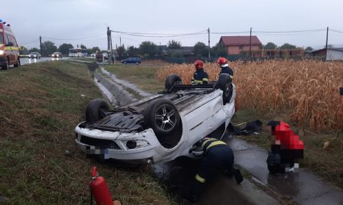 Accident în Argeș! O mașină s-a RĂSTURNAT