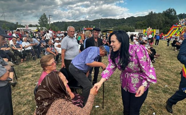 Ministrul Muncii, în horă alături de cetăţenii de la Vultureşti