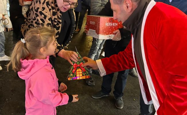 Comuna Bradu este gata de sărbătorile de iarnă! Primarul Dan Stroe a aprins iluminatul festiv!