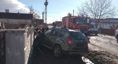 ACUM! Accident în Argeș! A intrat cu mașina într-un gard