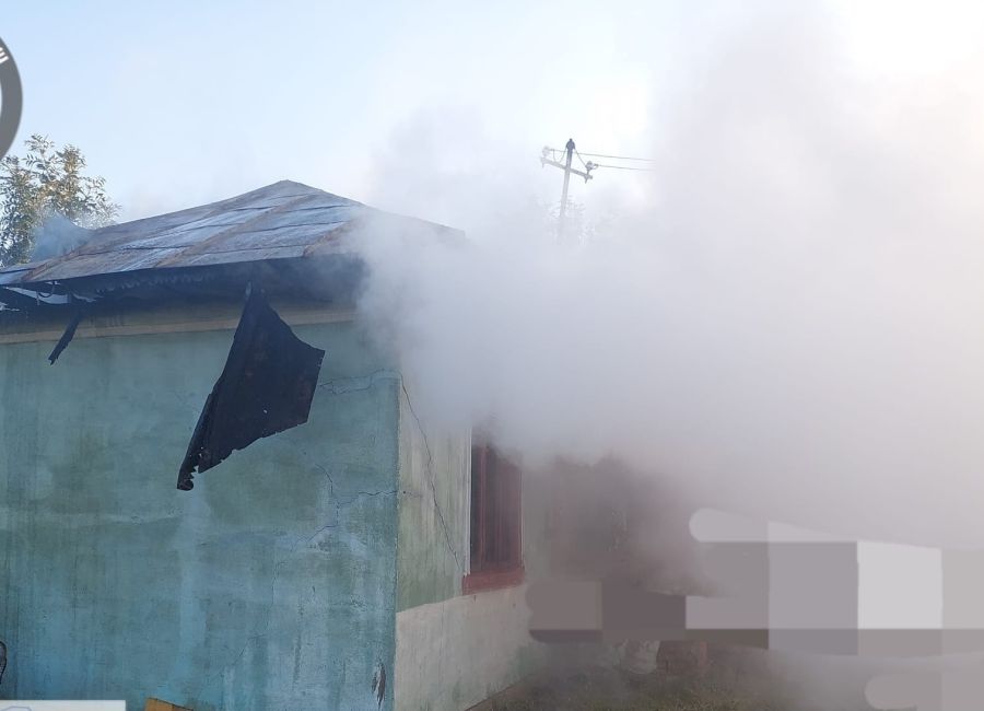 Incendiu puternic în Argeș! O casă a fost MISTUITĂ de flăcări
