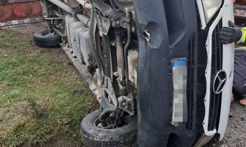 ACUM! Accident în Argeș! A dărâmat un stâlp de electricitate