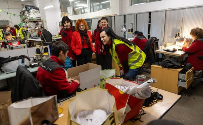 Ministrul Simona Bucura-Oprescu, vizită la Ateliere fără Frontiere: ”Prin solidaritate și implicare, putem oferi fiecărui om șansa de a-și regăsi locul în societate”