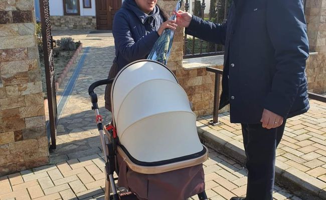 Primarul Dan Stroe a oferit flori doamnelor și domnișoarelor