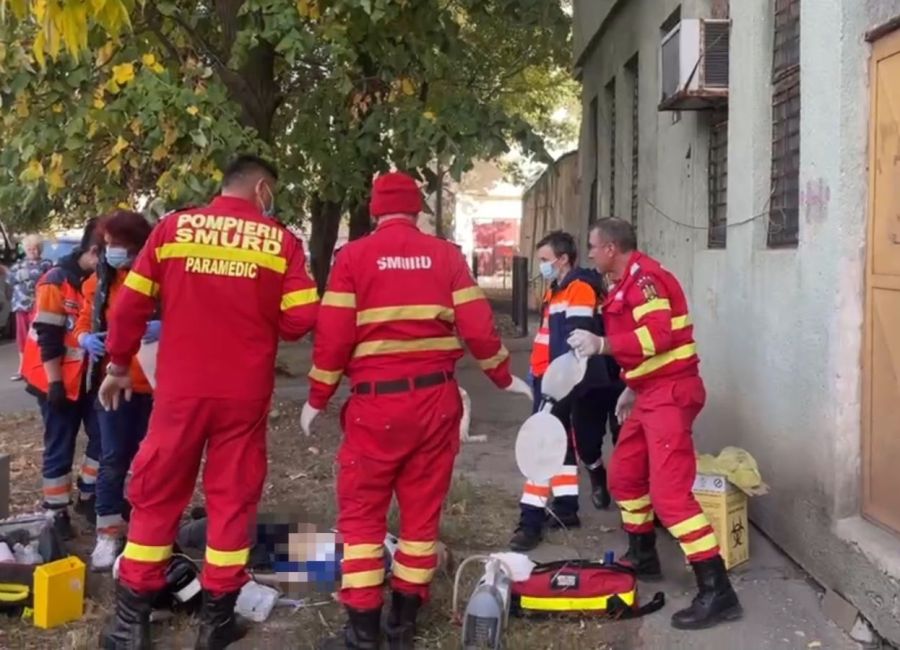 ACUM! Bărbat MORT după ce a căzut de la etajul 3 al unui bloc din Pitești