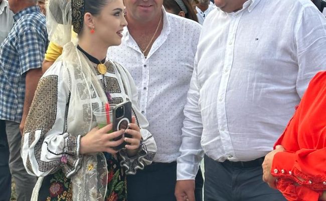 Ministrul Muncii, în horă alături de cetăţenii de la Vultureşti