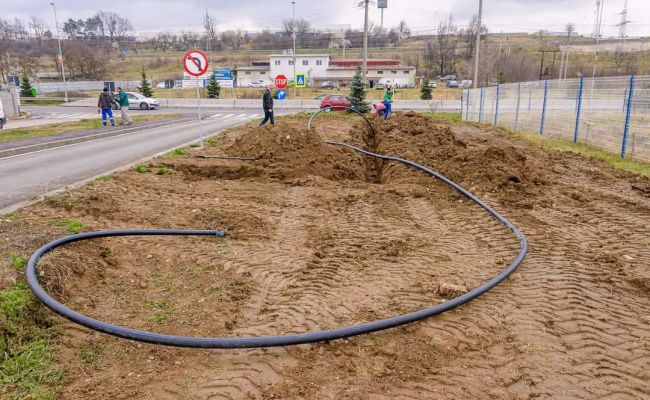 Lucrări privind amenajarea spaţiului verde pe o stradă din Mioveni