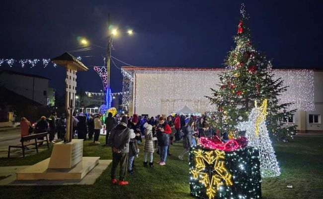 Magie la Ștefănești! A fost aprins iluminatul festiv