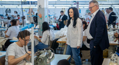 Ministrul Simona Bucura Oprescu a vizitat o fabrică de confecţii din Dâmboviţa