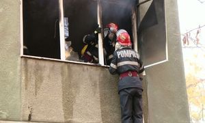 ACUM! INCENDIU într-un APARTAMENT din Pitești