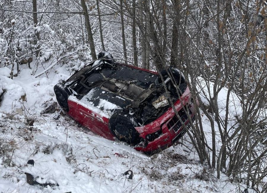 ACUM! Accident în Argeș! S-a RĂSTURNAT cu mașina într-o RÂPĂ