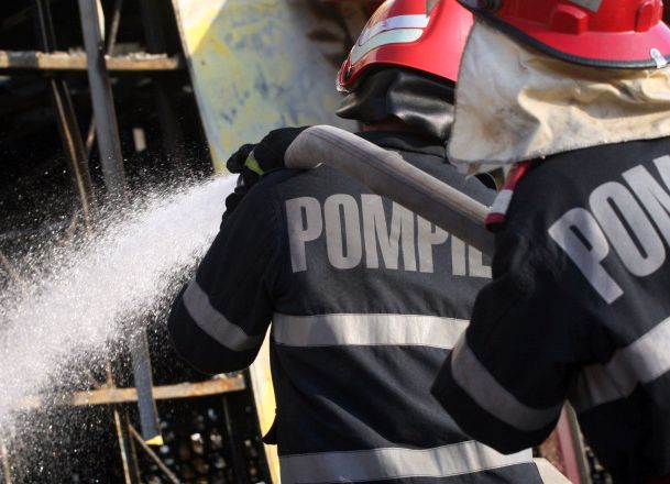 ACUM! INCENDIU într-o gospodărie din Argeş