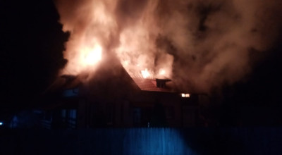 Azi-noapte, o casă a luat FOC în Argeș
