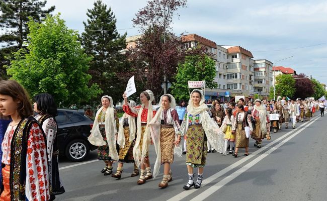 Parada portului popular românesc, în Mioveni