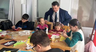 Momente superbe la Primăria Aninoasa! Elevii au realizat mărțișoare alături de primar