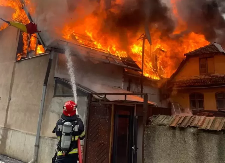 ACUM! Incendiu puternic în Argeș!
