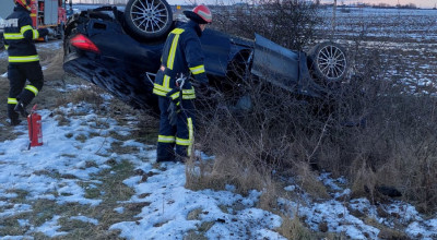 ACUM! Accident în Argeș! O mașină s-a RĂSTURNAT