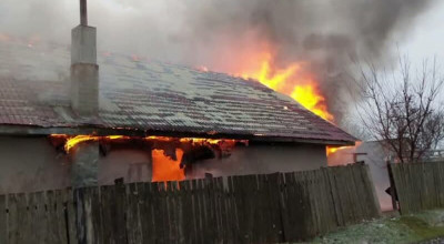 ACUM! Incendiu URIAȘ în Argeș! Trei case au luat FOC