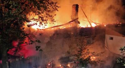 O casă a luat FOC în Argeș