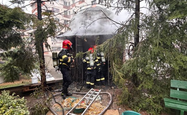 Incendiu puternic lângă biserica Mavrodolu!