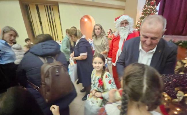 Moș Crăciun a oferit daruri copiilor din Ștefănești!