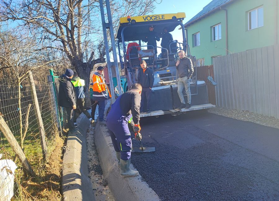 Ample lucrări de asfaltare în comuna Bogaţi!