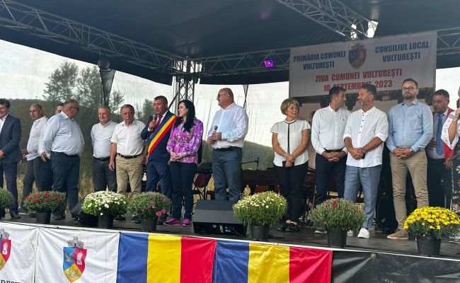 Ministrul Muncii, în horă alături de cetăţenii de la Vultureşti