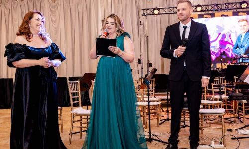Moment emoționant la Balul Ancheta! Șeful Centrului Cultural Mioveni a dedicat premiul primit lui Ion Georgescu