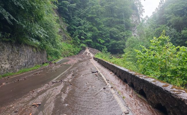 Inundații în Argeș! Zeci de mașini au rămas BLOCATE