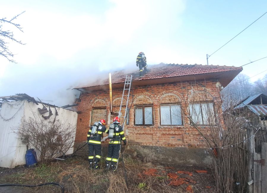 ACUM! ARDE o casă în Argeș