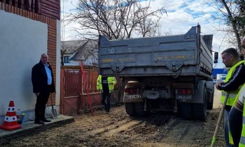 Lucrări de modernizare a unui drum în orașul Ștefănești