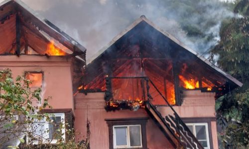 ACUM! Incendiu URIAȘ într-o GOSPODĂRIE din Argeș!